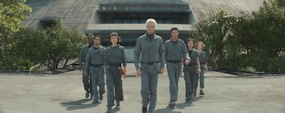 De izquierda a derecha, Jonathan Ajayi, Adarsh Gourav, Sydney Chandler, Timothy Olyphant, Kit Young, Erana James y Lily Newmark, en 'Alien: Planeta Tierra'.