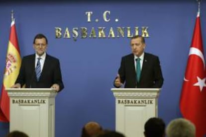 El presidente del Gobierno español, Mariano Rajoy (i), junto al primer ministro turco, Recep Tayyip Erdogan (d), ayer durante una rueda de prensa conjunta en Ankara.