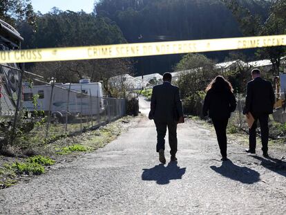 FBI agents at a farm that was the scene of a mass shooting in Half Moon Bay (California).