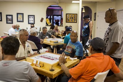 Vecinos puertorriqueños en un club de dominó en Orlando, Florida.