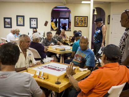 Vecinos porto-riquenys en un club de dòmino a Orlando, Florida.