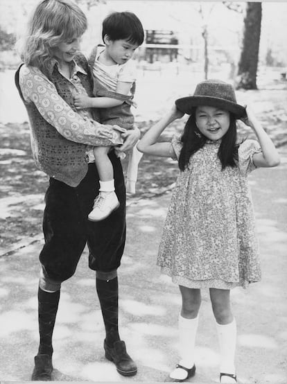 Mia Farrow sujeta a su hijo Moses, con dos años, mientras mira a Soon Yi Previn, con 9 años, en una foto tomada en Central Park.