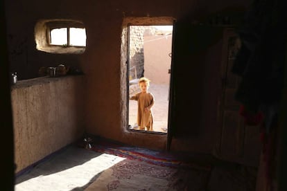 Un niño afgano posa junto a la entrada de su refugio en las afueras de Herat (Afganistán). Según la misión de la ONU en Afganistán (Unama), 5.166 civiles, entre ellos 388 niños, han muerto en la primera mitad de este año.