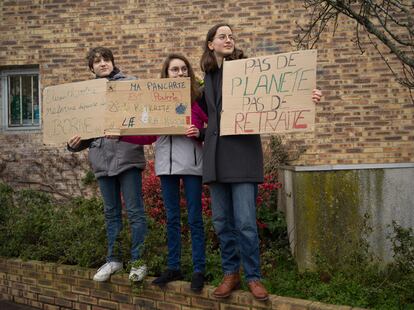 Los jóvenes de Vierzon, desde la izquierda, William, Elsa y Helene se manifiestan contra la reforma de las pensiones planeada por el presidente Macron, el sábado.