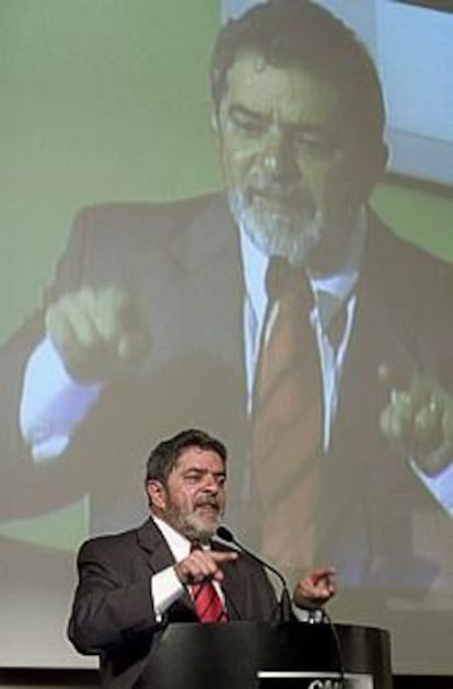 El candidato Lula se dirige a empresarios en Brasilia.