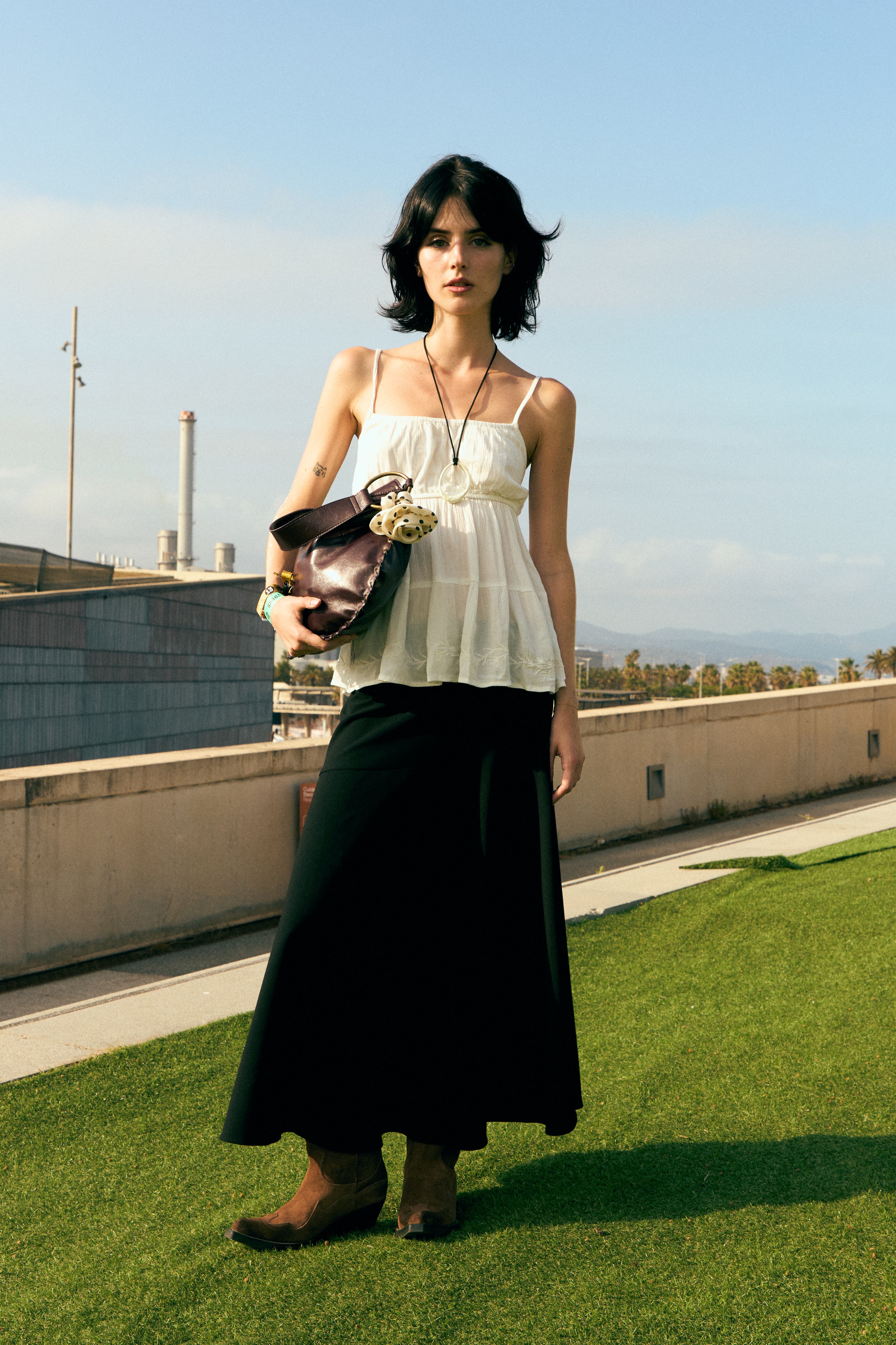 Aires boho en el primer look de festival de Jùlia Mas. 