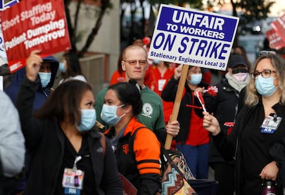 Huelga de trabajadores de un hospital en San Francisco, este 10 de noviembre.