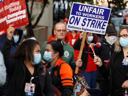 Huelga de trabajadores de un hospital en San Francisco, este 10 de noviembre.