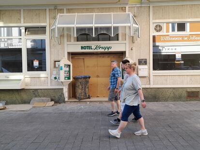 Paseantes junto a uno de los muchos hoteles que siguen cerrados en Bad Neuenahr-Ahrweiler.