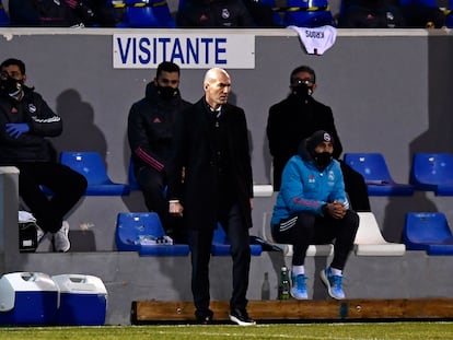 Zidane, en el partido contra el Alcoyano, con Bettoni sentado detrás, en primera fila.