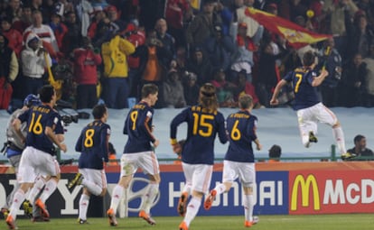 David Iniesta celebra su gol frente a Chile. La selección española ha conseguido clasificarse primera tras vencer a Chile a 2-1 y se enfrentará en octavos al Portugal de Cristiano Ronaldo.