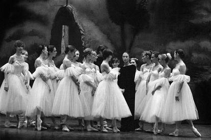 La rusa Maia Plisiétskaia (en el centro de oscuro), figura indiscutible de la danza clásica del siglo XX, charla con un grupo de jóvenes bailarinas.