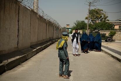 La alférez Zala Zazai (de espaldas), una de las primeras mujeres policías del país (en la foto, en Khost en junio de 2020).