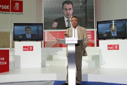 La Conferencia Política del PSOE ha comenzado esta tarde con el discurso de bienvenida del secretario de Organización, José Blanco que ha criticado al Partido Popular.