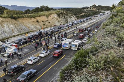 Manifestants contra la sentència del procés tallen l'AP-7 a la Jonquera des de dilluns al matí.