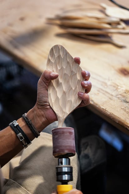 Proceso de lijado de placa folium en fresno tallada a mano. 
