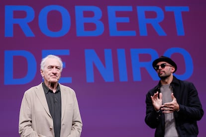 Robert De Niro y JR, al inicio del encuentro en Cannes.