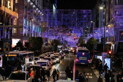 El diseño de las luces de la Gran Vía ha cambiado este año. Aunque se mantienen los colores, figuras del belén han reemplazado a los gatos de la edición de 2020.