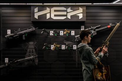 Un joven sostiene un arma durante el encuentro. La matanza de Uvalde, perpetrada por un chico de 18 años, ha reabierto el debate sobre la necesidad de controlar la venta de armas en el país.