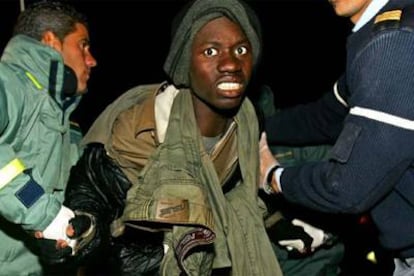Uno de los 40 inmigrantes rescatados el sábado frente a la isla de Fuerteventura.