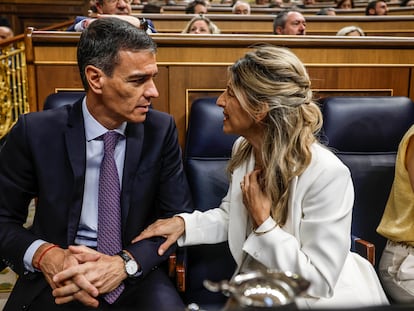 Sánchez conversa con Díaz, tras darle el pésame por la muerte de su padre, este miércoles en la Cámara baja.