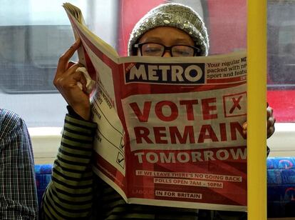 Una mujer lee un periódico en el metro de Londres con un anuncio a favor de la permanencia de Reino Unido en la UE.
