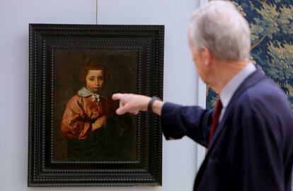 Richard de Willermin, experto en pintura antigua, se&ntilde;ala el &#039;Retrato de ni&ntilde;a&#039; el pasado 3 de abril, d&iacute;a de su presentaci&oacute;n.