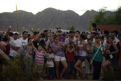 Decenas de espectadores se agolpan para ver la llegada de los corredores al campamento. 