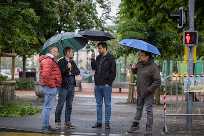 De izquierda a derecha, Josep Campajó, Oleguer Serra, Ruben Wagensberg y Jesús Rodríguez, en un cruce en Plainpalaise, en Ginebra (Suiza).