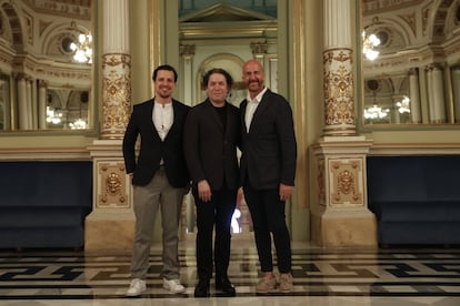 A los 41 años, en una etapa de "principio de madurez" que tiene que ver con la edad y con lo que está viviendo en París, el director de orquesta venezolano Gustavo Dudamel ha aceptado el reto de dirigir 'La flauta mágica', de Mozart, en el Gran Teatre del Liceu de Barcelona.