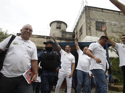Sebastián Murillo, alias 'Lindolfo', al centro, y otros integrantes de estructuras criminales, saludan a sus familiares desde el patio de la cárcel de La Paz, en Itagüí (Colombia), el 2 de junio.