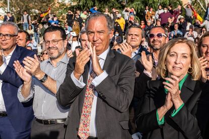 En el centro, Ossorio, junto con Javier Fernández-Lasquetty (consejero de Hacienda) y Concepción Dancausa (consejera de Familia y Políticas Sociales), aplaudiendo el discurso de Ayuso en el aniversario del 4-M.

