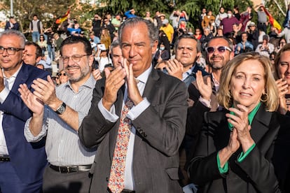 En el centro, Ossorio, junto con Javier Fernández-Lasquetty (consejero de Hacienda) y Concepción Dancausa (consejera de Familia y Políticas Sociales), aplaudiendo el discurso de Ayuso en el aniversario del 4-M.

