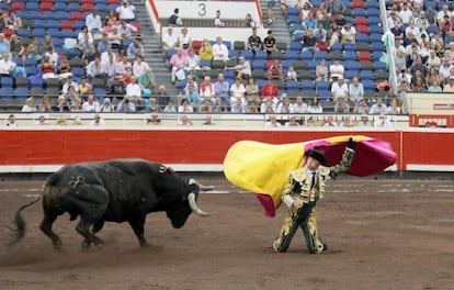 Manuel Escribano recibe a uno de sus toros con una larga cambiada frente a la puerta de chiqueros.