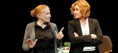 Magüi Mira y Ana Wagener en 'La anarquista'.