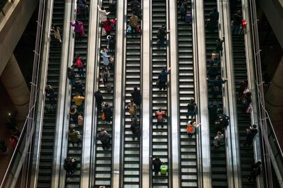 Un grupo de pasajeros vuelve a sus ciudades de origen para celebrar el Año Nuevo Lunar, en la estación de tren de Pekín (China).