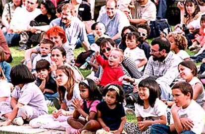 Niños y padres adoptivos, reunidos ayer en los jardines del palacete Albéniz.