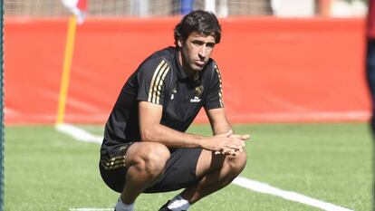 Raúl, técnico del Real Madrid Castilla observa a sus jugadores.