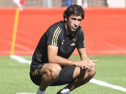 Raúl, técnico del Real Madrid Castilla observa a sus jugadores.