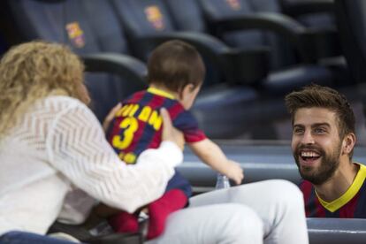 Piqué saluda a su hijo Milan ante Shakira.