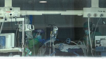 Trabajadores sanitarios, en el área de la UCI del hospital madrileño de La Paz el pasado 22 de septiembre.