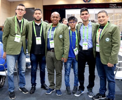 José Gabriel Cardoso con el resto de integrantes del equipo olímpico de Colombia, en Chennai (India).