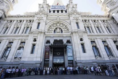 Minuto de silencio ante la sede del Ayuntamiento, en Cibeles.