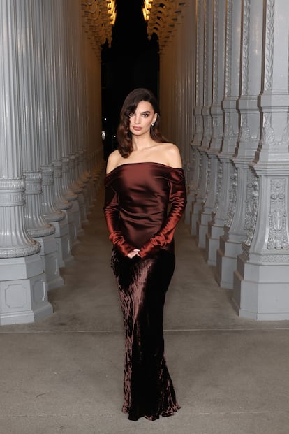 Emily Ratajkowski escogió un vestido marrón con cuerpo de raso y falda de terciopelo.