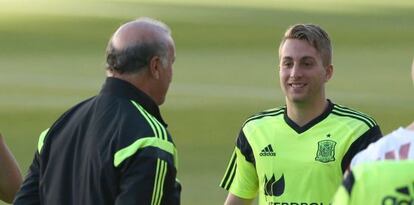 El seleccionador Del Bosque, junto a Deulofeu.