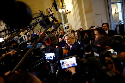 La líder del partido Rassemblement National (RN), Marine Le Pen, habla con los periodistas, este lunes en la Asamblea Nacional de Francia en París.