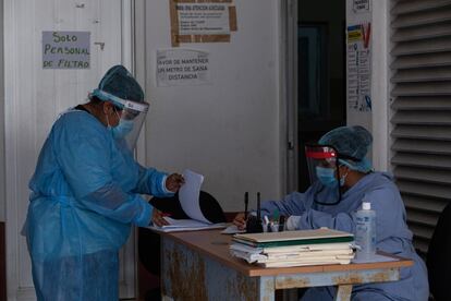 Personal del Hospital General Villa de Benito Juárez en Tabasco revisa los expedientes de los pacientes recibidos.