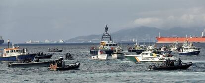 Las patrulleras de seguridad del Peñón, rodean los barcos de pescadores en presencia de la Guardia Civil.