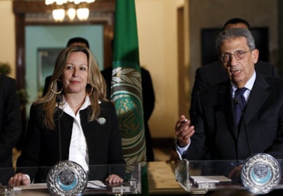 La ministra española de Exteriores, Trinidad Jiménez, y el secretario general de la Liga Árabe, Amr Musa, se dirigen a los medios tras el encuentro que ambos han mantenido en El Cairo (Egipto).