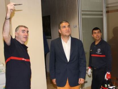 El presidente de la Diputación, Elías Bendodo, durante una visita al consorcio de bomberos.